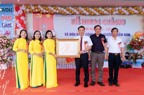 Ông Nguyễn Đình Sơn-Chủ tịch UBND huyện trao bằng công nhận chuẩn Quốc gia mức độ 2 cho trường Mầm non Thượng Cốc