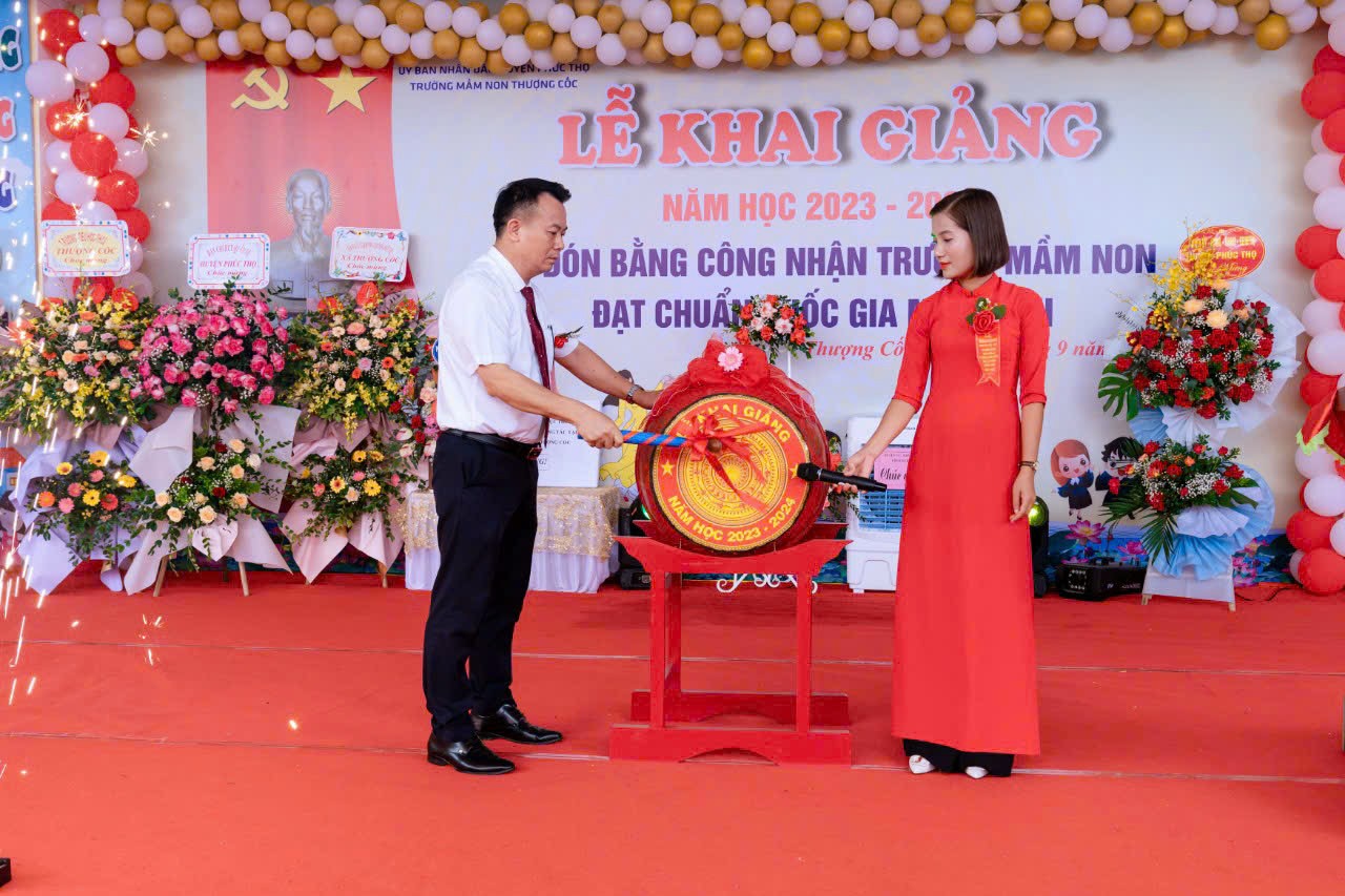 Ông Nguyễn Đình Sơn-Chủ tịch UBND huyện đánh trống khai giảng năm học mới tại trường Mầm non Thượng Cốc